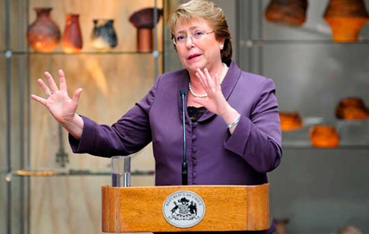 Bachelet firma proyecto que modifica el funcionamiento de partidos políticos