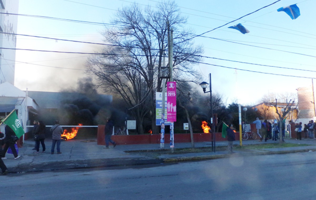 Porque no cobraron, paralizaron todas las oficinas municipales de Plottier