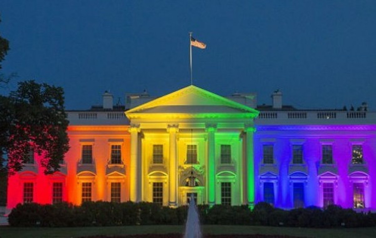 La Casa Blanca se iluminó con los colores del arco iris celebrando el matrimonio igualitario