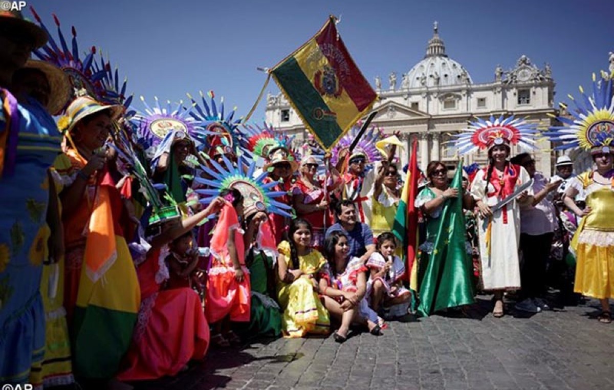 Con desfiles y música, Bolivia llenó de color el Vaticano antes del viaje del papa Francisco a Sudamérica