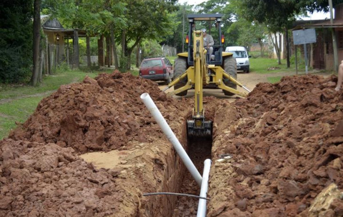 Llegaron a los 100 kilómetros en obras de conexión subterránea de redes cloacales en Corrientes