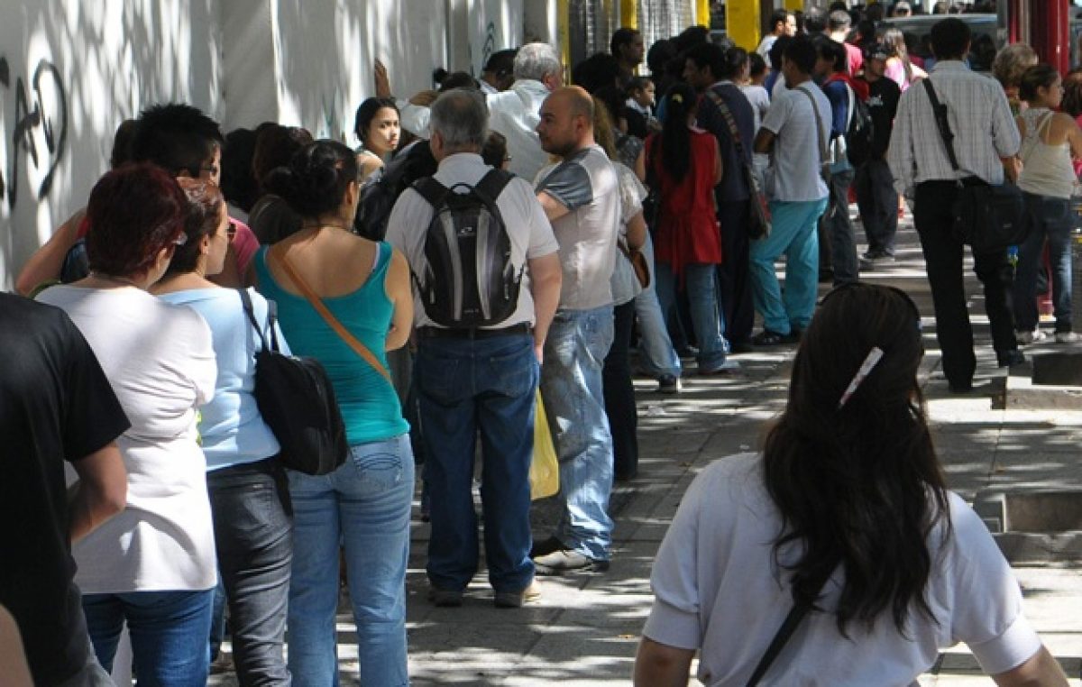 Mendoza: Defensa del Consumidor pretende aplicar fuertes multas por las colas de más de 30 minutos