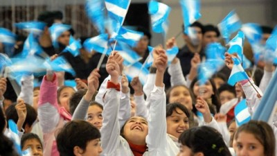 Mar del Plata: multitudinario acto de jura a la bandera de alumnos municipales
