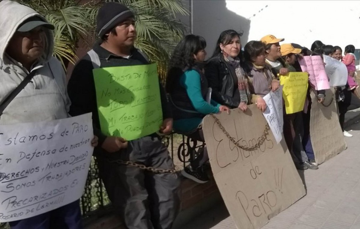 Municipales de Rosario de Lerma reclaman encadenados frente a la municipalidad