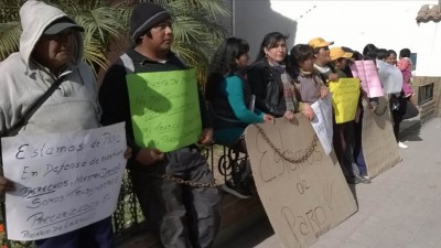 Municipales de Rosario de Lerma reclaman encadenados frente a la municipalidad