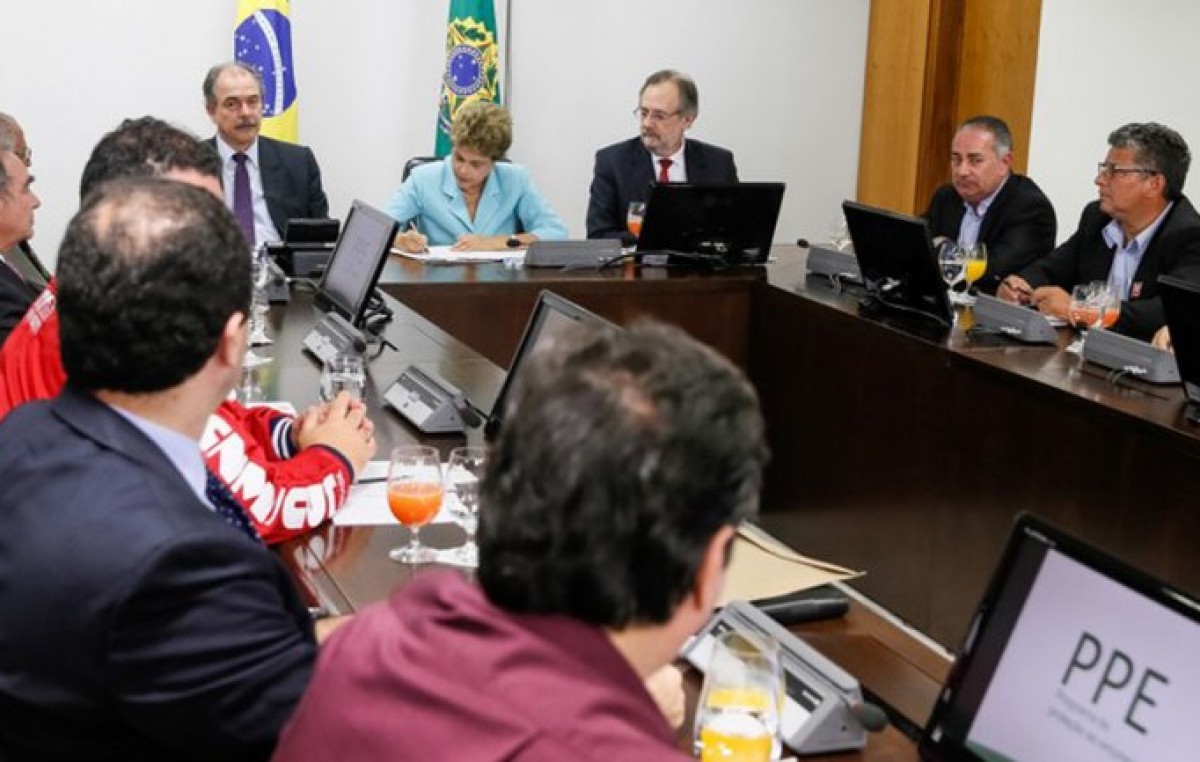 Brasil autoriza a las empresas en crisis, reducir horas de trabajo y los salarios