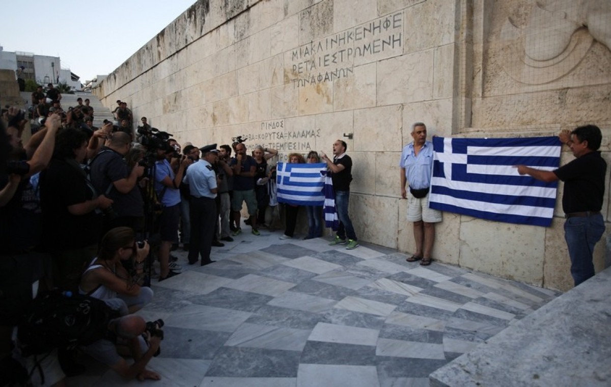 Peligra el gobierno griego tras ceder ante Europa