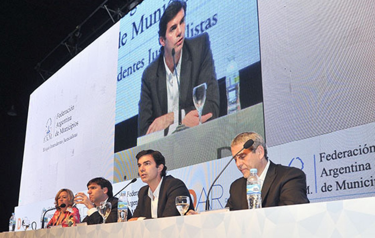 El Gobernador de Salta expuso sobre el modelo de descentralización de Salta ante intendentes de todo el país