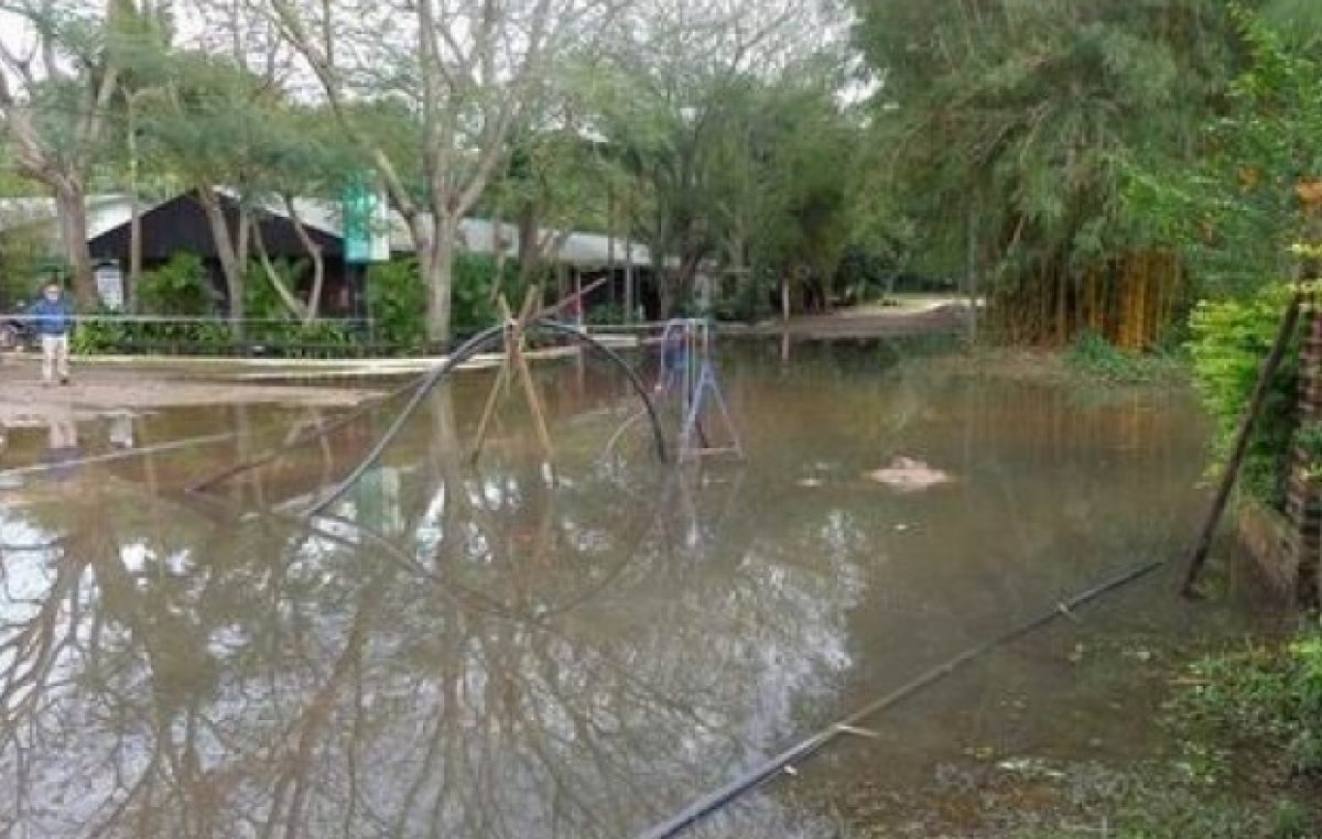 Ituzaingó: El agua retrocede y deja mil viviendas afectadas
