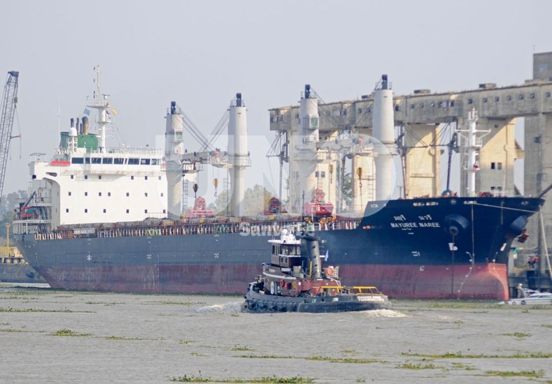 Un buque granelero completa la carga de 530 camiones con trigo en el Puerto de Santa Fe