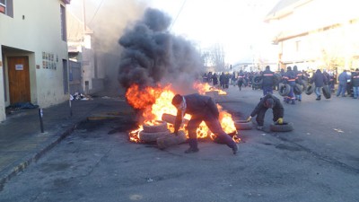 Fuerte quema de cubiertas en Río Gallegos que agrava el conflicto municipal