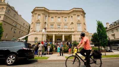 Tras décadas, EE.UU. y Cuba reabren embajadas