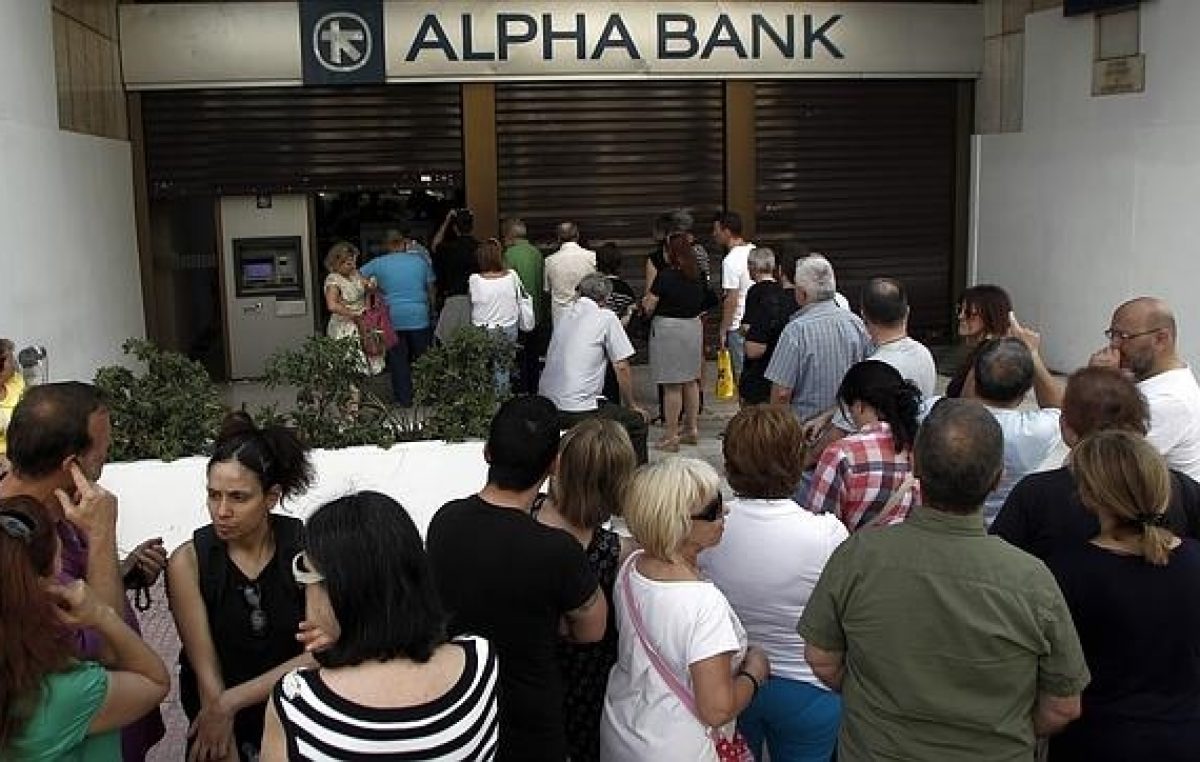 Grecia: empieza la semana con apertura de bancos y aumento del IVA