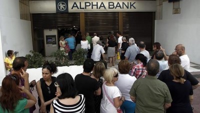 Grecia: empieza la semana con apertura de bancos y aumento del IVA