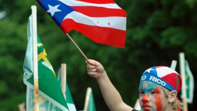 Piden que Puerto Rico pague su deuda despidiendo a docentes