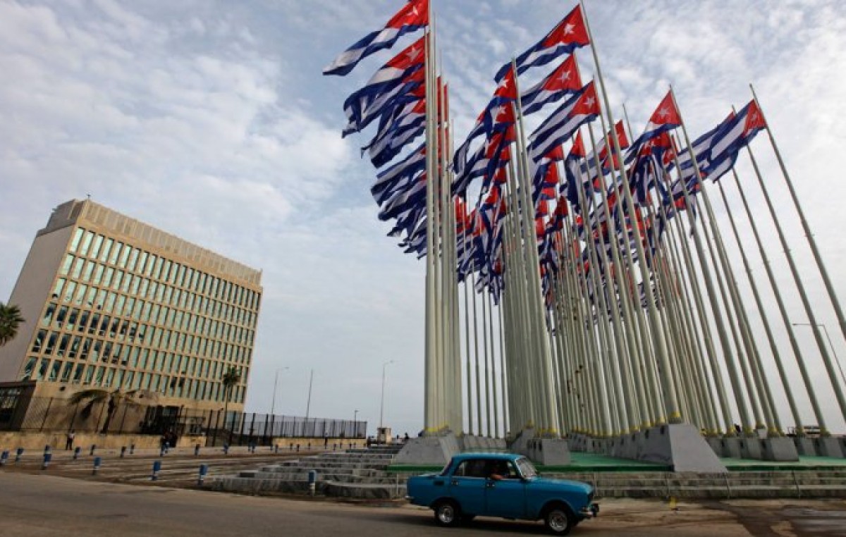 Kerry llega a Cuba para reabrir la embajada cuando Fidel cumple 89