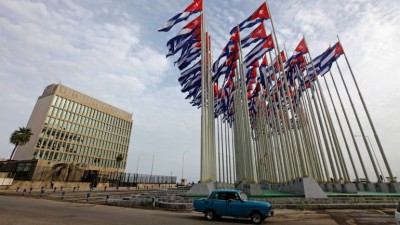 Kerry llega a Cuba para reabrir la embajada cuando Fidel cumple 89