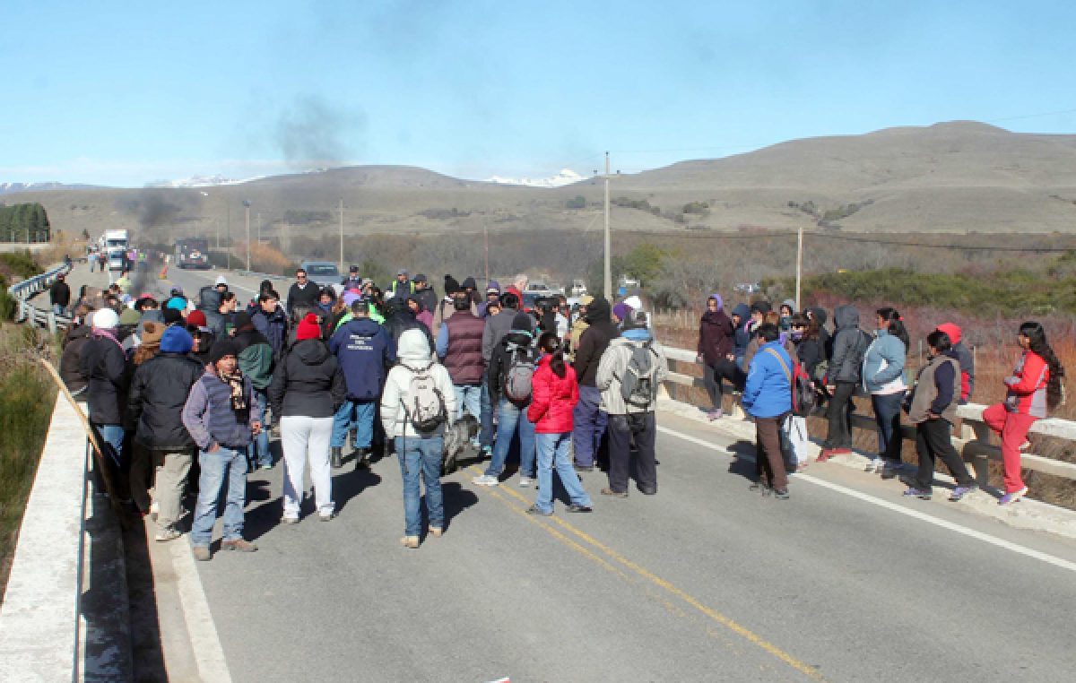 Municipales de Junín de los Andes cortaron la ruta para pedir el pase a planta