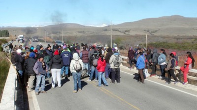 Municipales de Junín de los Andes cortaron la ruta para pedir el pase a planta
