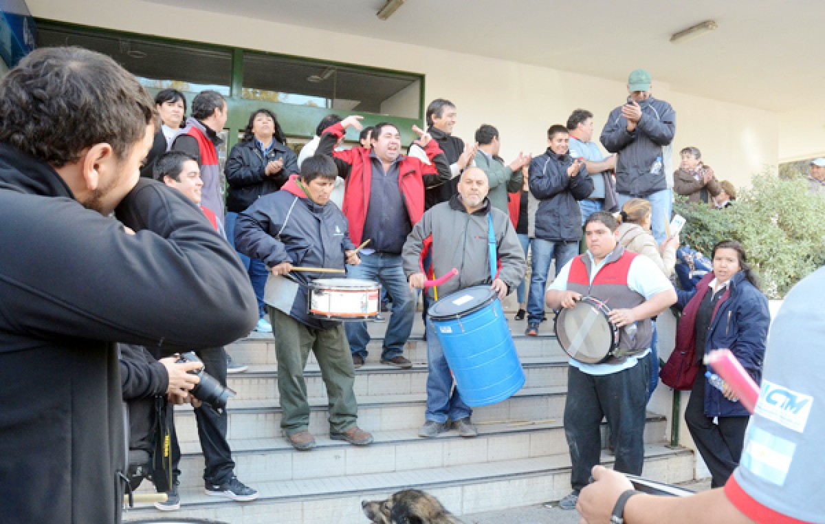 Municipales de Neuquén piden pase a planta de 400 contratados y una suba