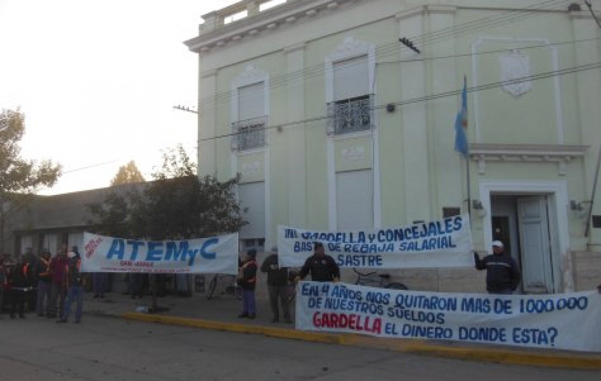 Conflicto salarial en Sastre: El Intendente se presentó en el Ministerio y se ingresó a un cuarto intermedio