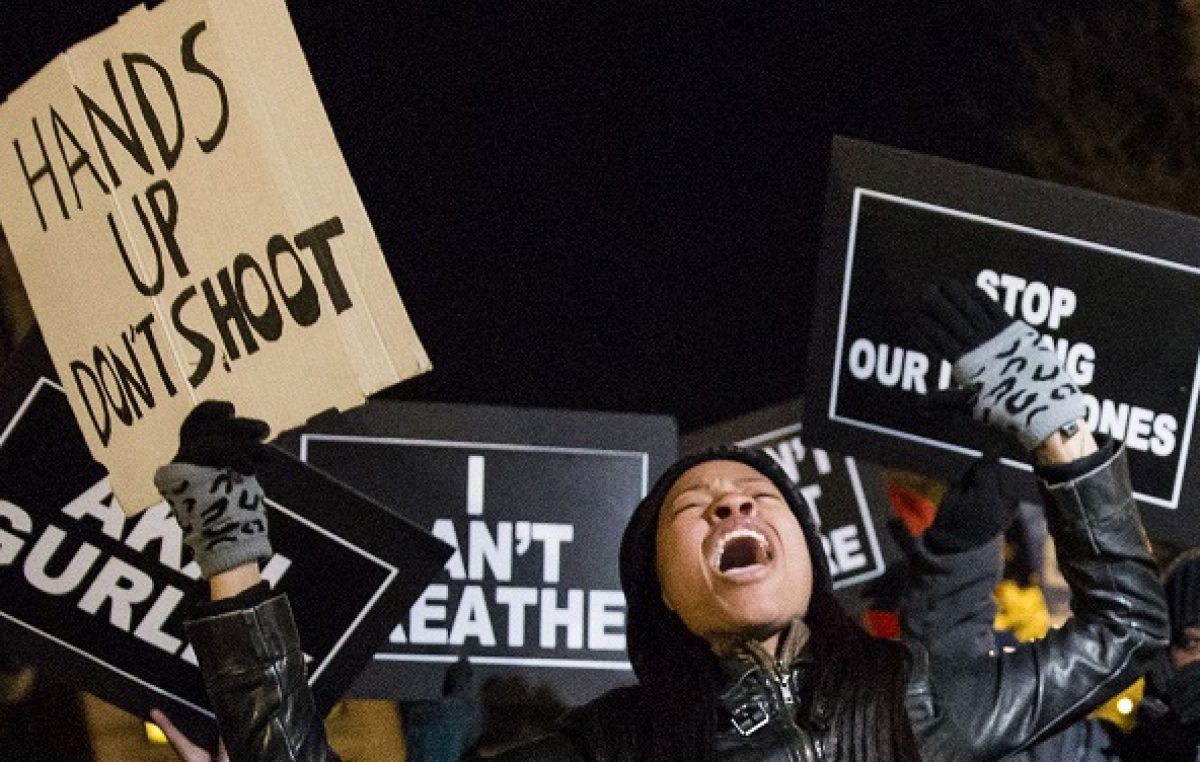 A un año de la muerte del joven negro que desató las protestas en EEUU, el racismo policial continúa