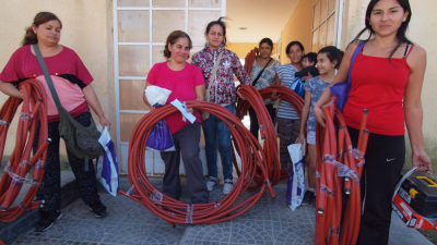 Proyectos estatales capacitan a mujeres en oficios no convencionales para fomentar su inserción laboral