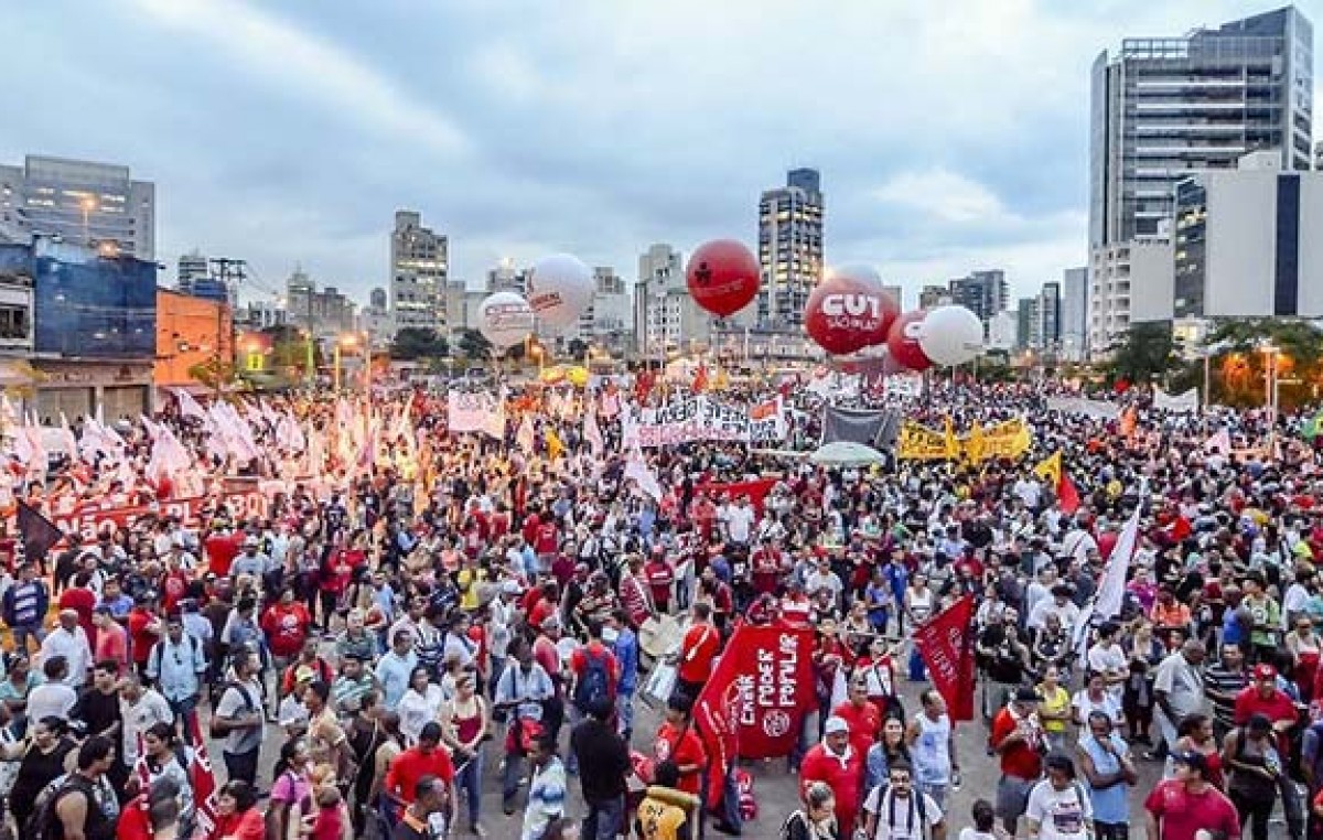 Organizaciones de izquierda, sindicatos y movimientos sociales marcharon en apoyo a Rousseff