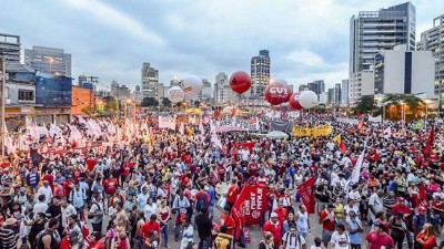 Organizaciones de izquierda, sindicatos y movimientos sociales marcharon en apoyo a Rousseff