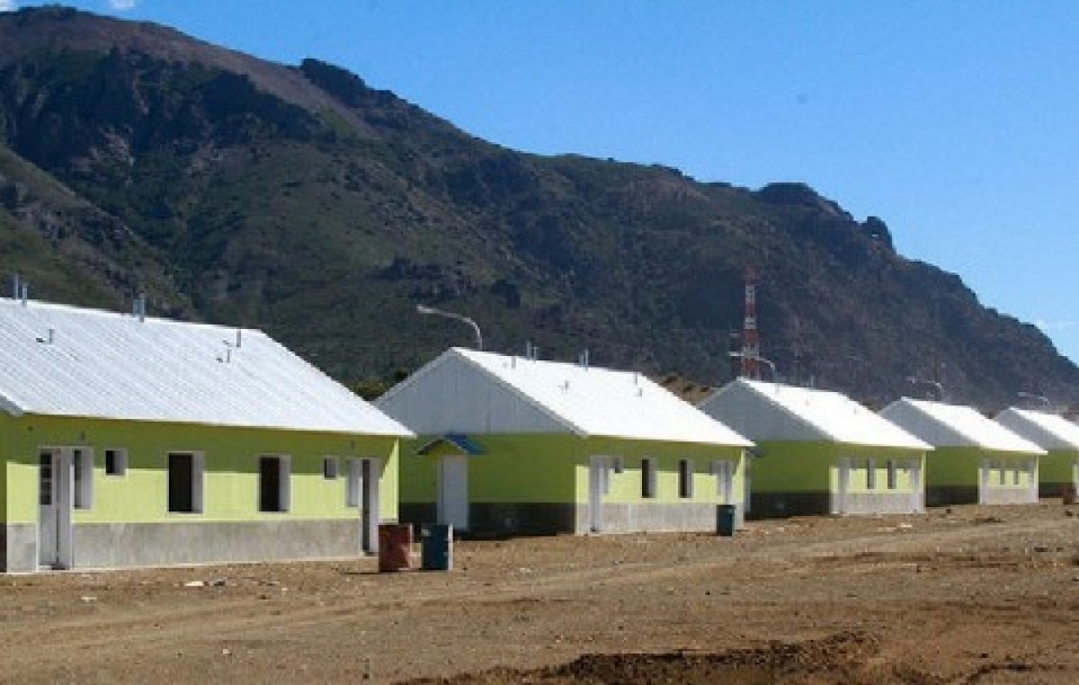 El Gobernador firmó contratos para construir 600 viviendas en 13 localidades rionegrinas