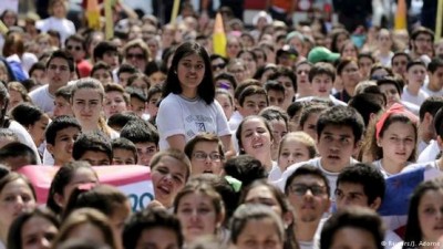 Multitudinaria marcha de estudiantes paraguayos por mejoras en educación