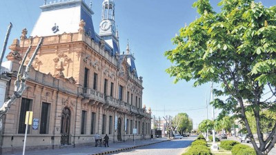 Suárez: los municipales van por otro aumento salarial