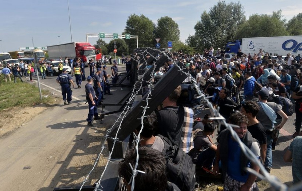 Países europeos bloquean fronteras y dejan en vilo a miles de refugiados