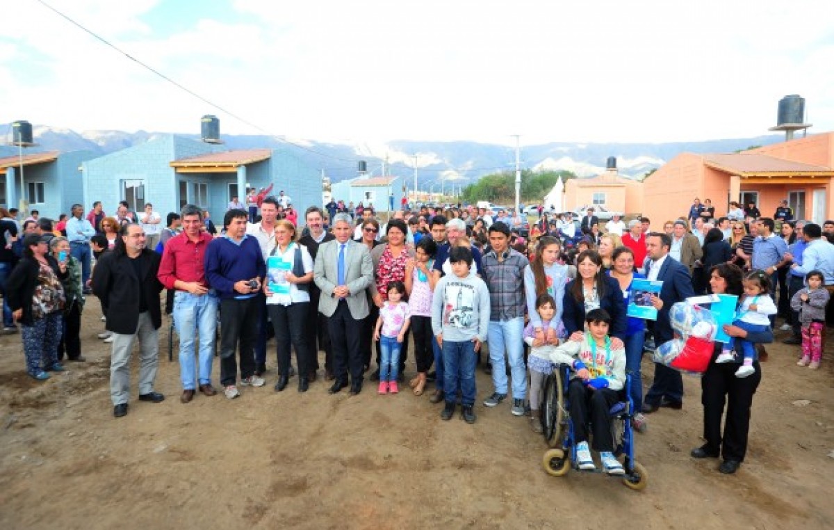 32 familias de Merlo recibieron sus viviendas del Plan Solidaridad