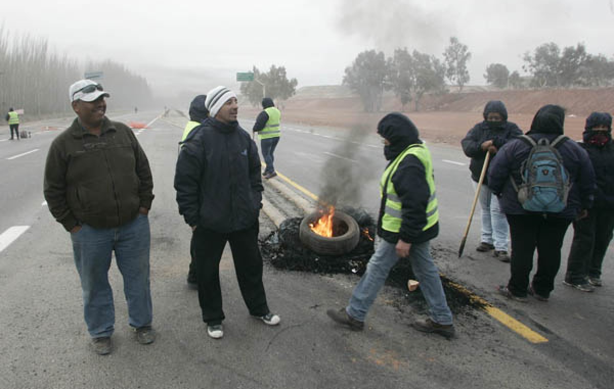 Municipales de Centenario cortan Ruta 7 y bloquean los caminos a Vaca Muerta