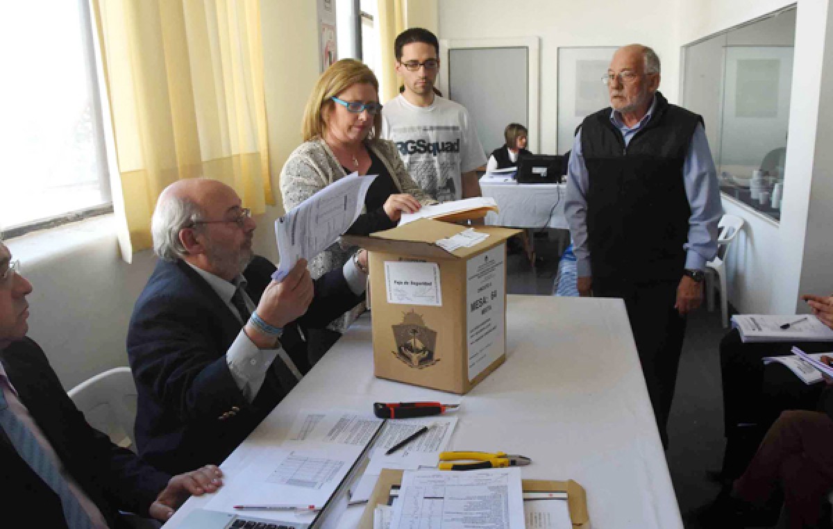 Finalmente, Peressini se impuso por 39 votos en Plottier