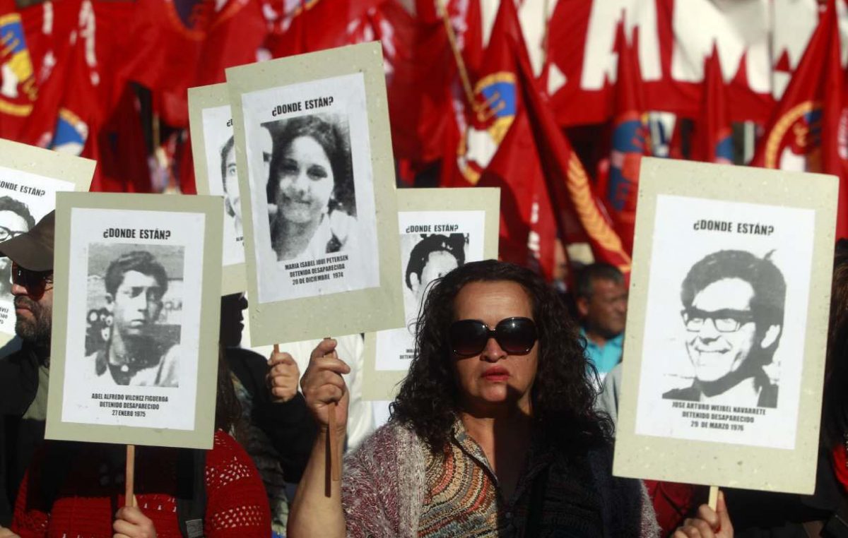 Multitudinaria marcha en homenaje a víctimas de la dictadura en Chile