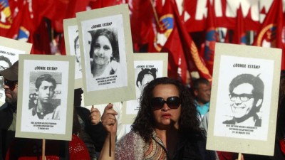 Multitudinaria marcha en homenaje a víctimas de la dictadura en Chile