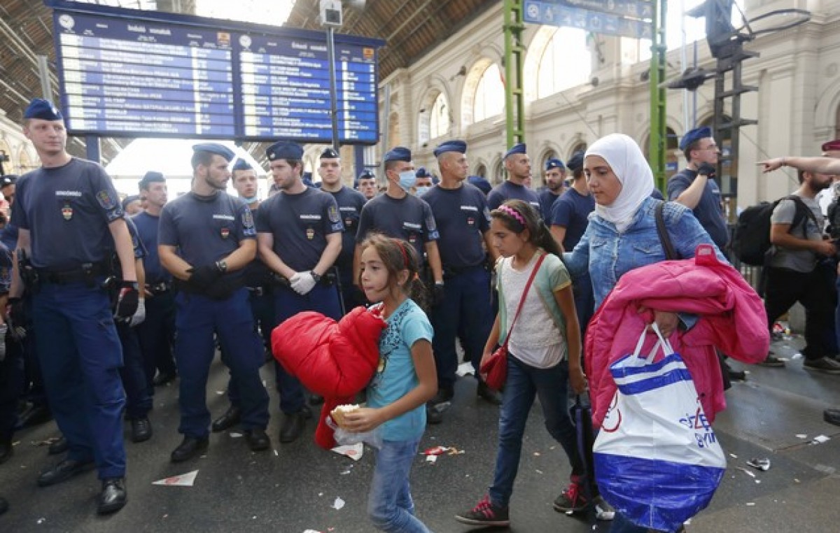 Caos por el cierre de estaciones de trenes y evacuación de refugiados en Hungría