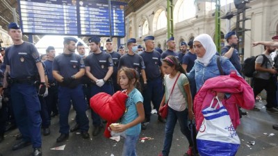 Caos por el cierre de estaciones de trenes y evacuación de refugiados en Hungría