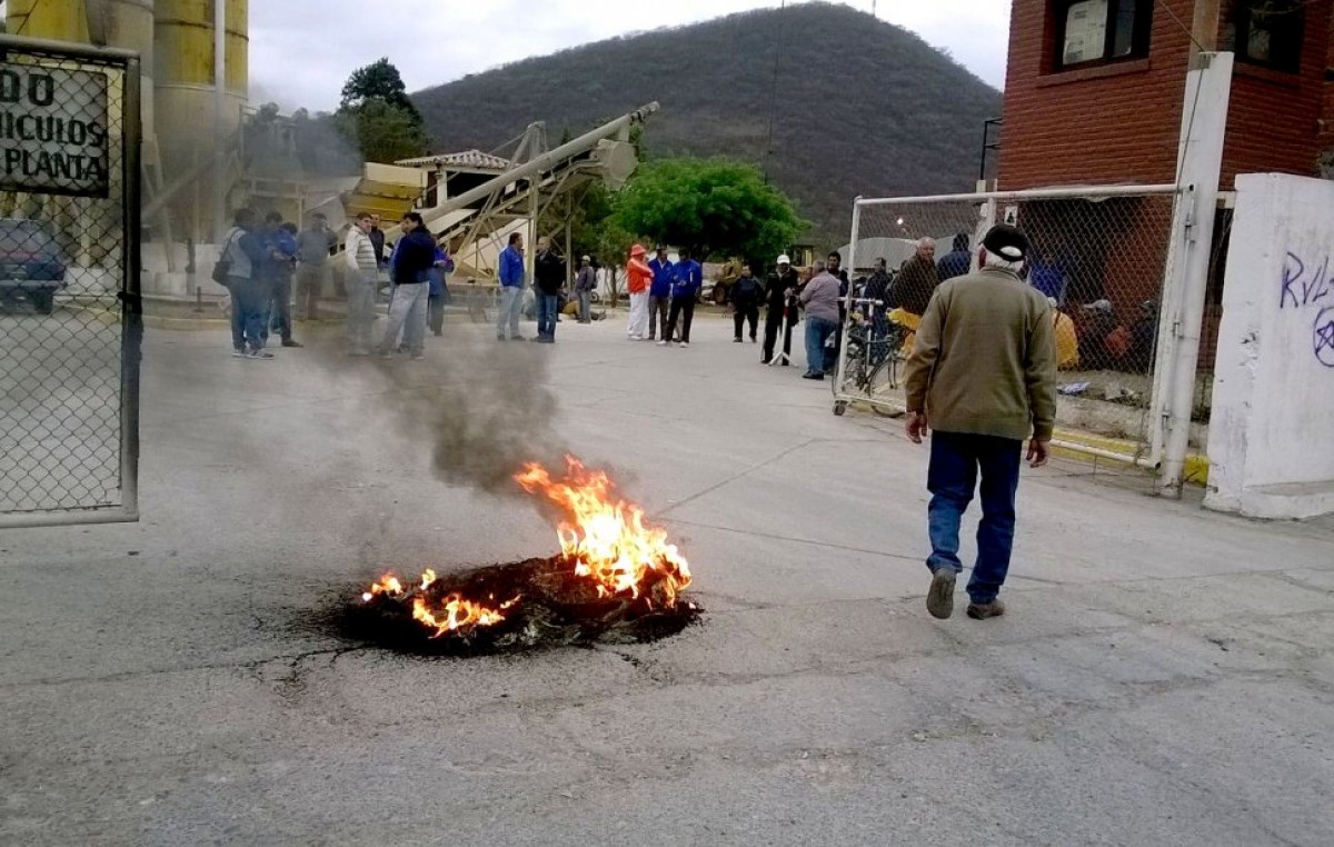 Salta: Municipales protestan con quema de gomas en el predio de la hormigonera