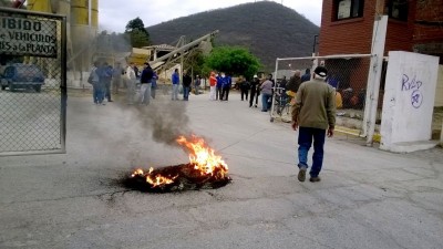 Salta: Municipales protestan con quema de gomas en el predio de la hormigonera