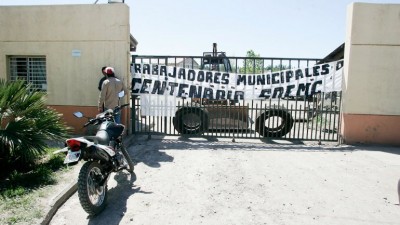 El corralón en Centenario sigue bloqueado y se mudó al municipio