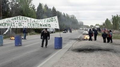 Tras tres horas de corte, los municipales de Centenario levantaron la protesta en Ruta 7
