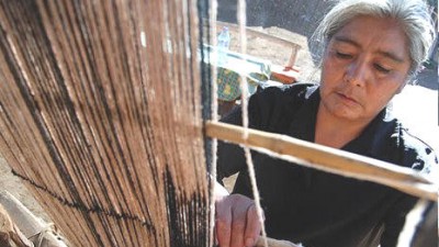 Crece en Neuquén el interés por elaborar artesanías de origen mapuche