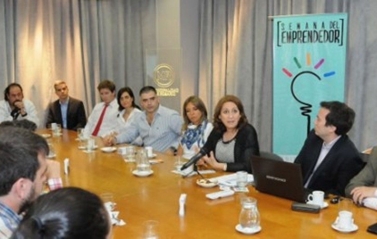 La intendenta de Rosario presentó la primera Semana del Emprendedor