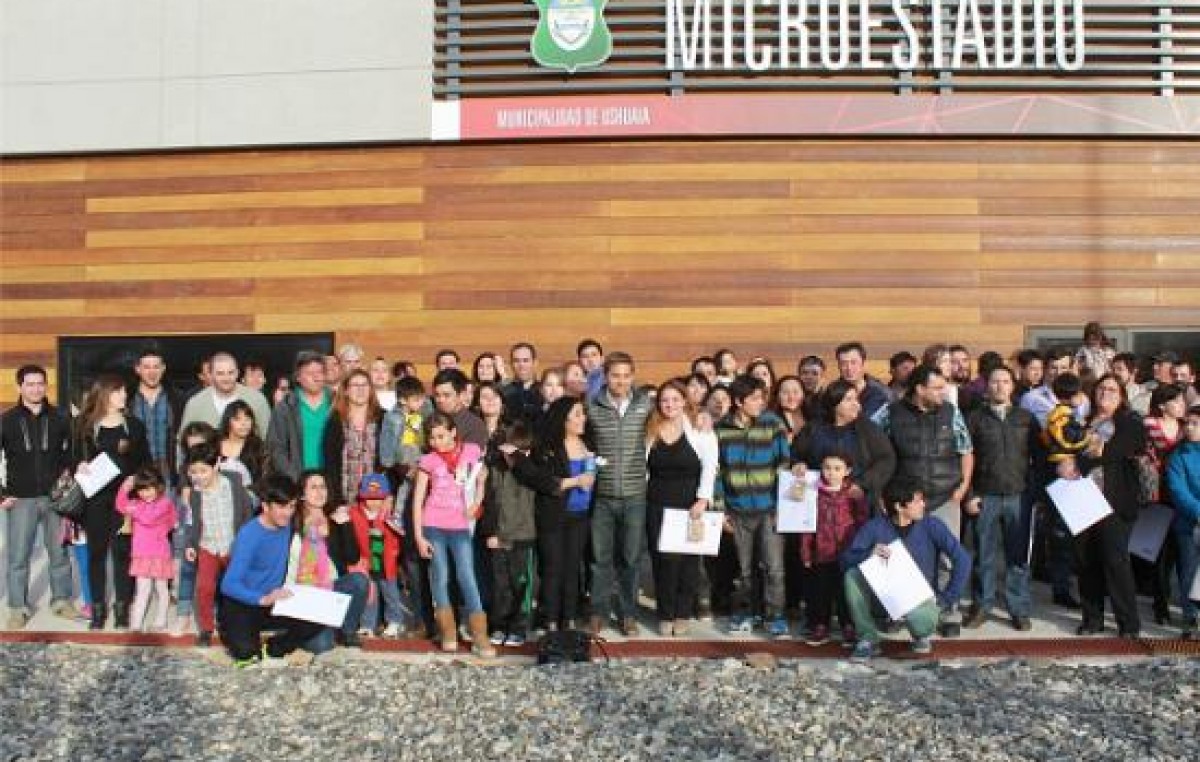 Ushuaia: Entregaron 50 viviendas construidas en la urbanización Barrancas del Río Pipo