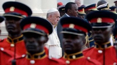 El papa exhortó a kenianos a trabajar por la paz