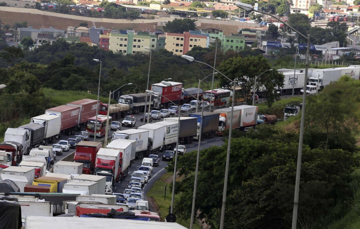 Brasil: camioneros en huelga bloquean rutas estratégicas para la exportación