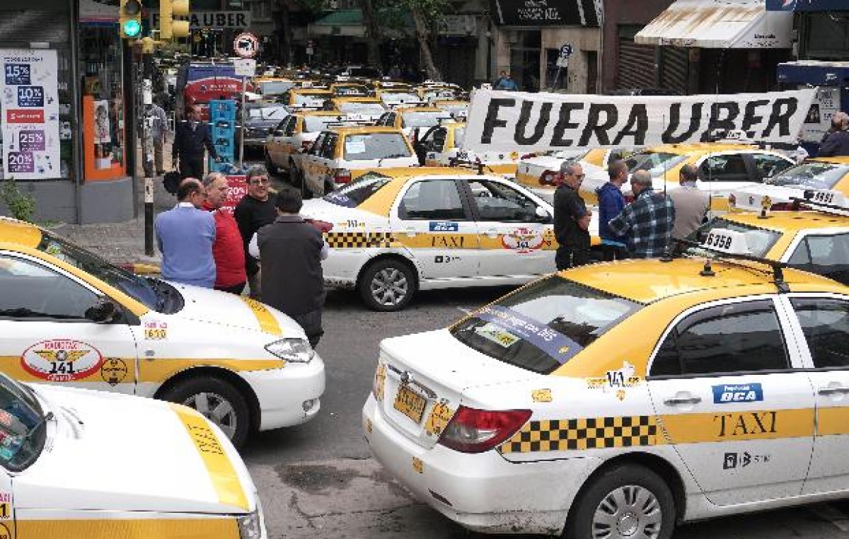Polémica en Montevideo por la llegada de taxis informales baratos
